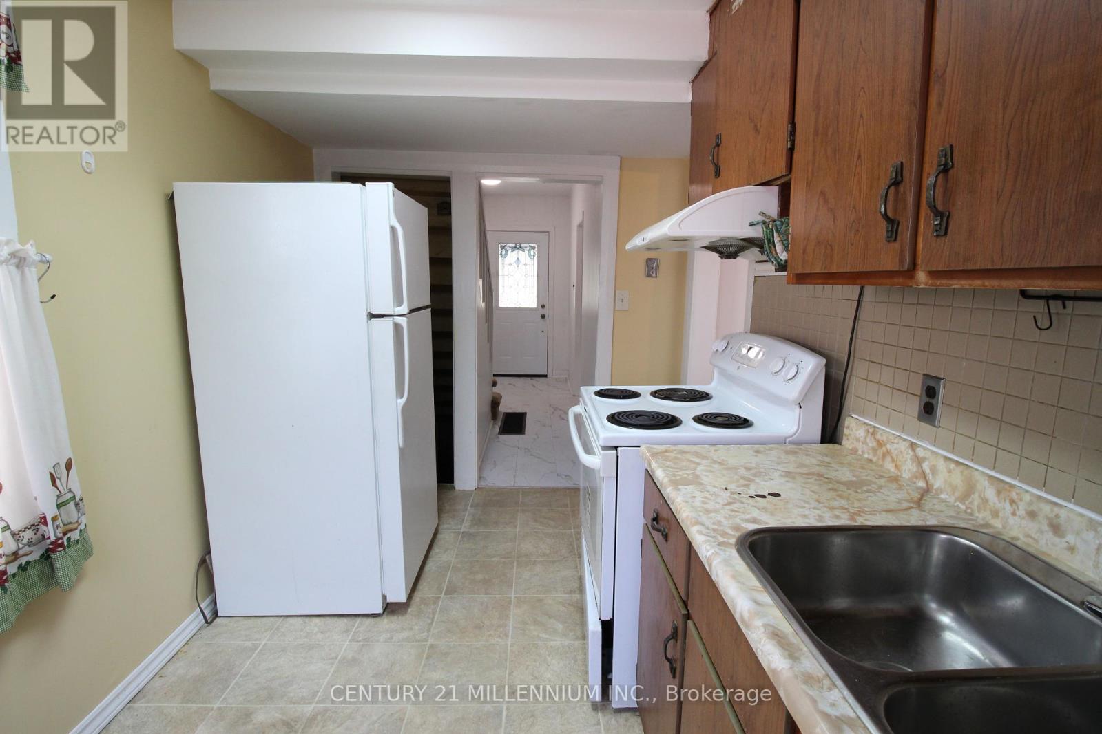 18 Glenvalley Drive, Toronto, Ontario  M6M 4V9 - Photo 18 - W12409382