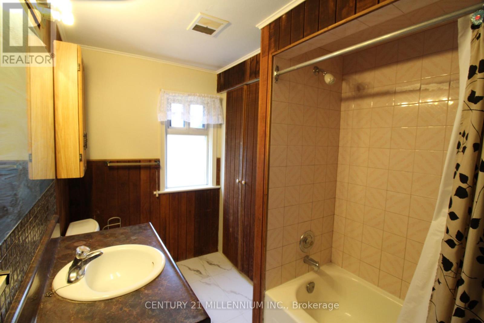 18 Glenvalley Drive, Toronto, Ontario  M6M 4V9 - Photo 26 - W12409382