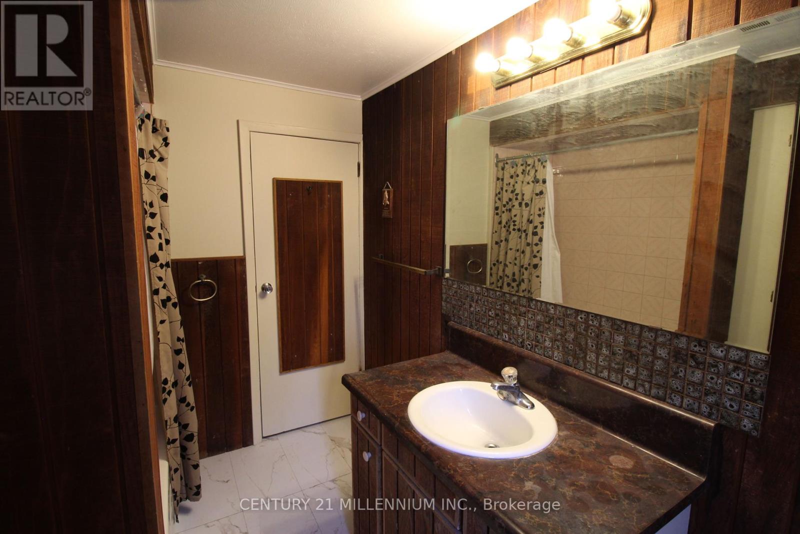 18 Glenvalley Drive, Toronto, Ontario  M6M 4V9 - Photo 27 - W12409382