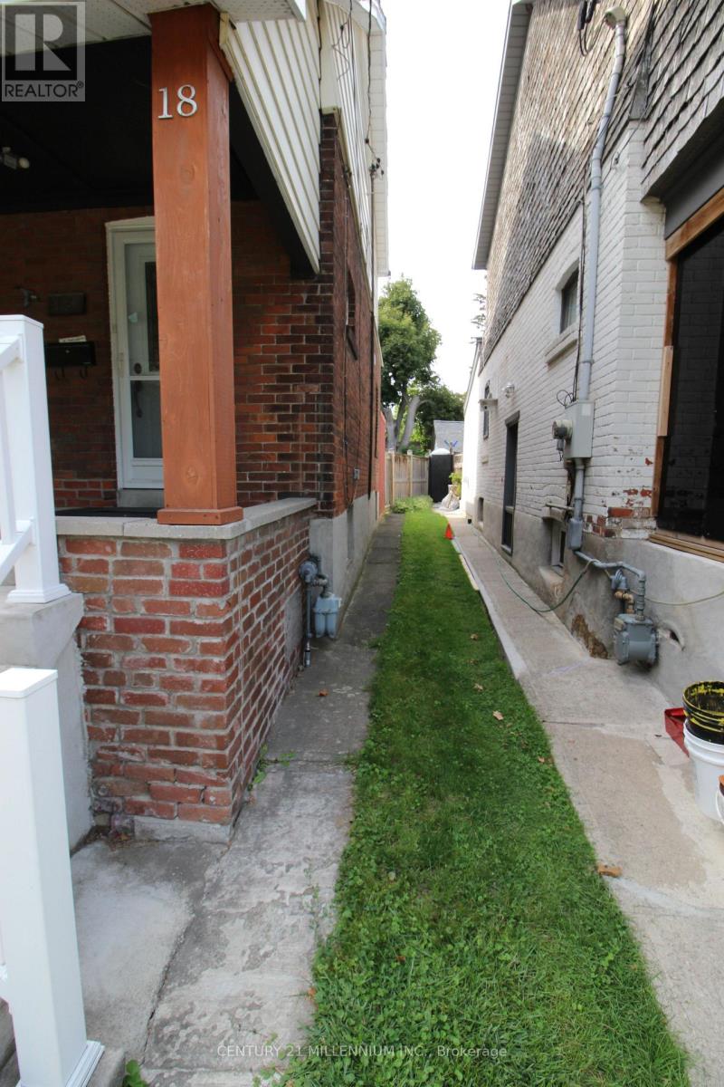 18 Glenvalley Drive, Toronto, Ontario  M6M 4V9 - Photo 3 - W12409382