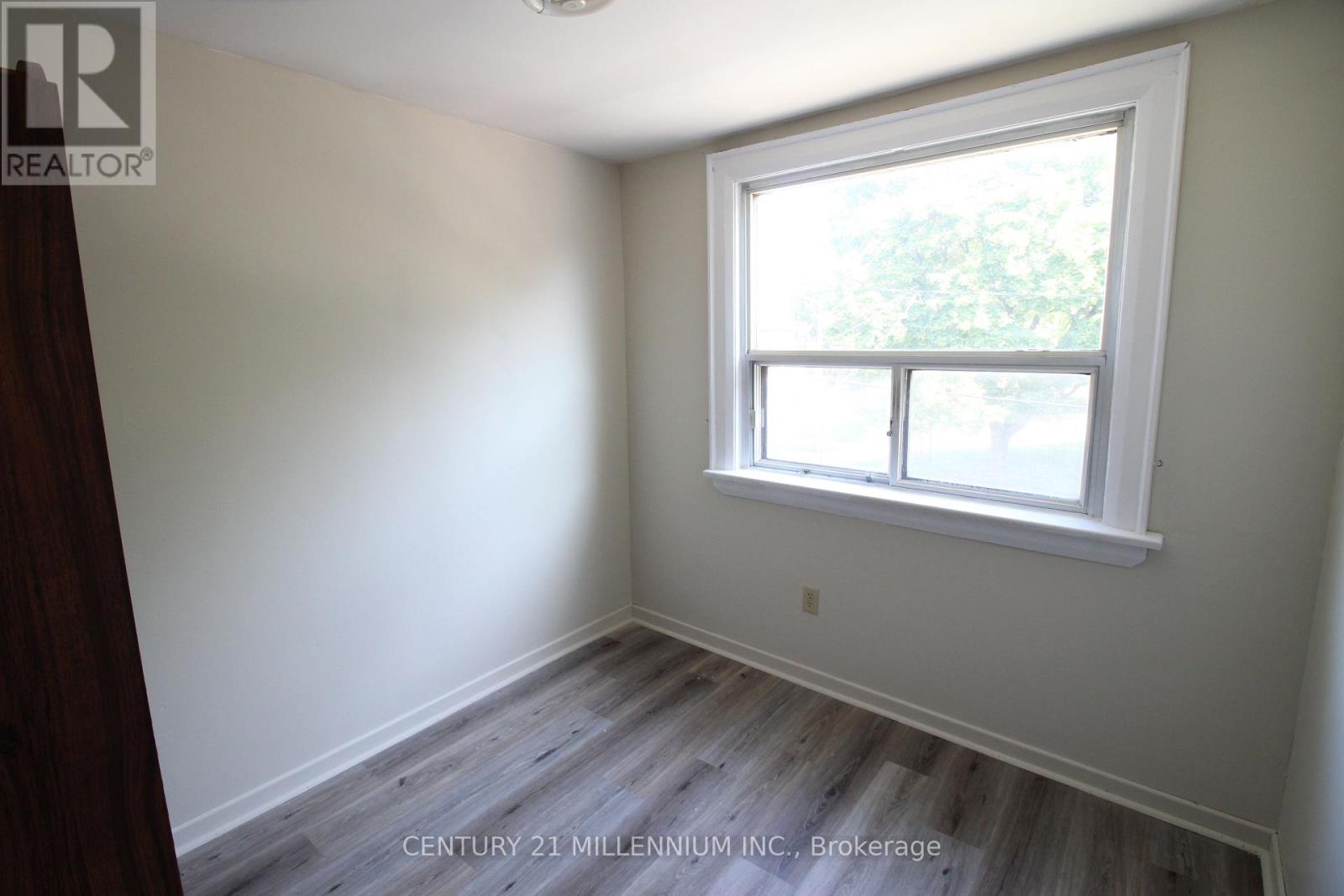 18 Glenvalley Drive, Toronto, Ontario  M6M 4V9 - Photo 33 - W12409382