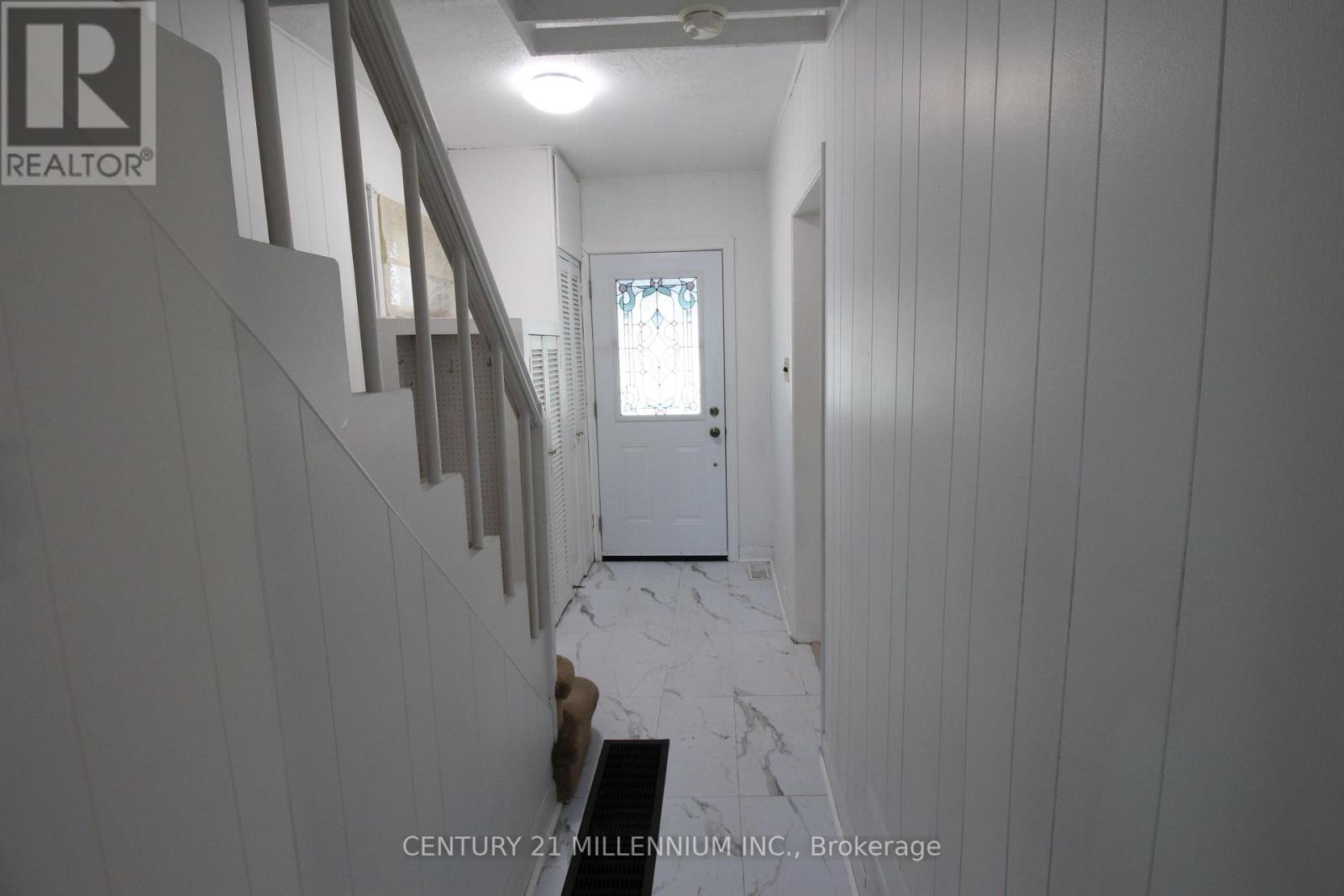 18 Glenvalley Drive, Toronto, Ontario  M6M 4V9 - Photo 4 - W12409382