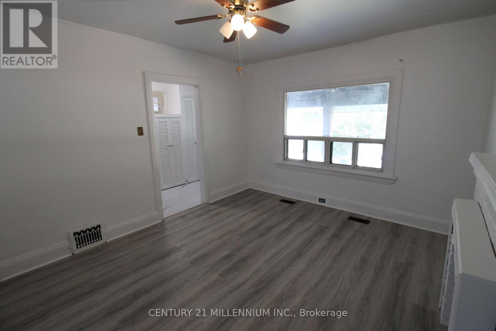 18 Glenvalley Drive, Toronto, Ontario  M6M 4V9 - Photo 6 - W12409382
