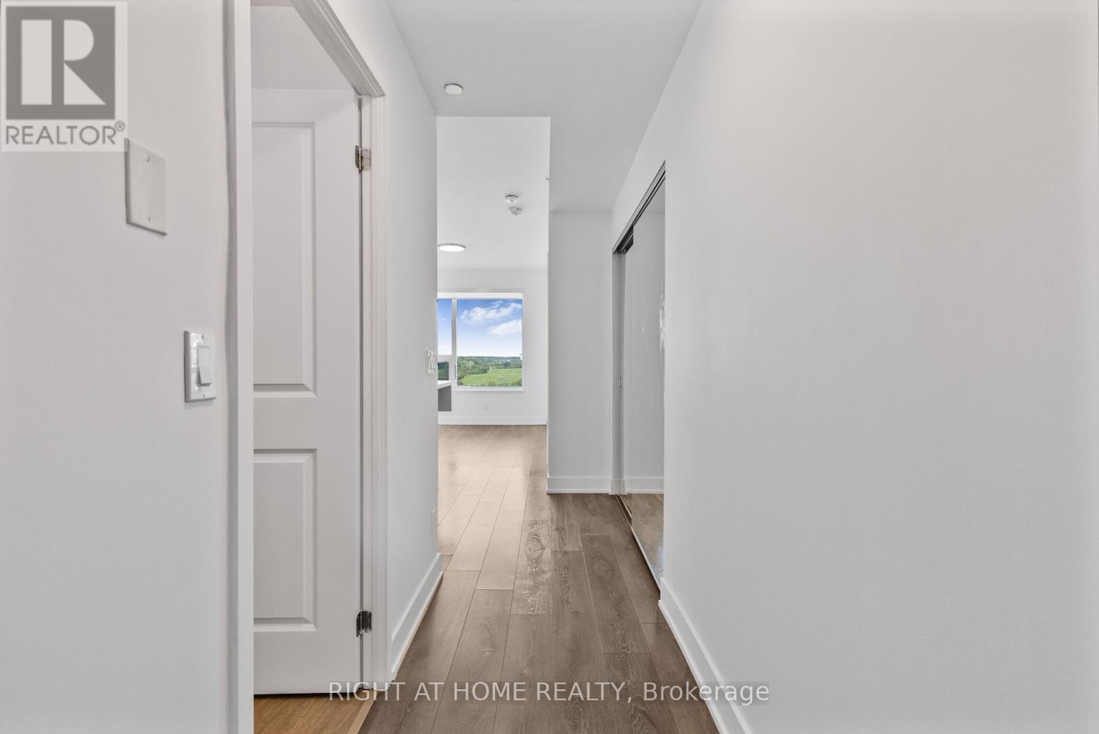 906 - 297 Oak Walk Drive, Oakville, Ontario  L6H 3R6 - Photo 5 - W12409411