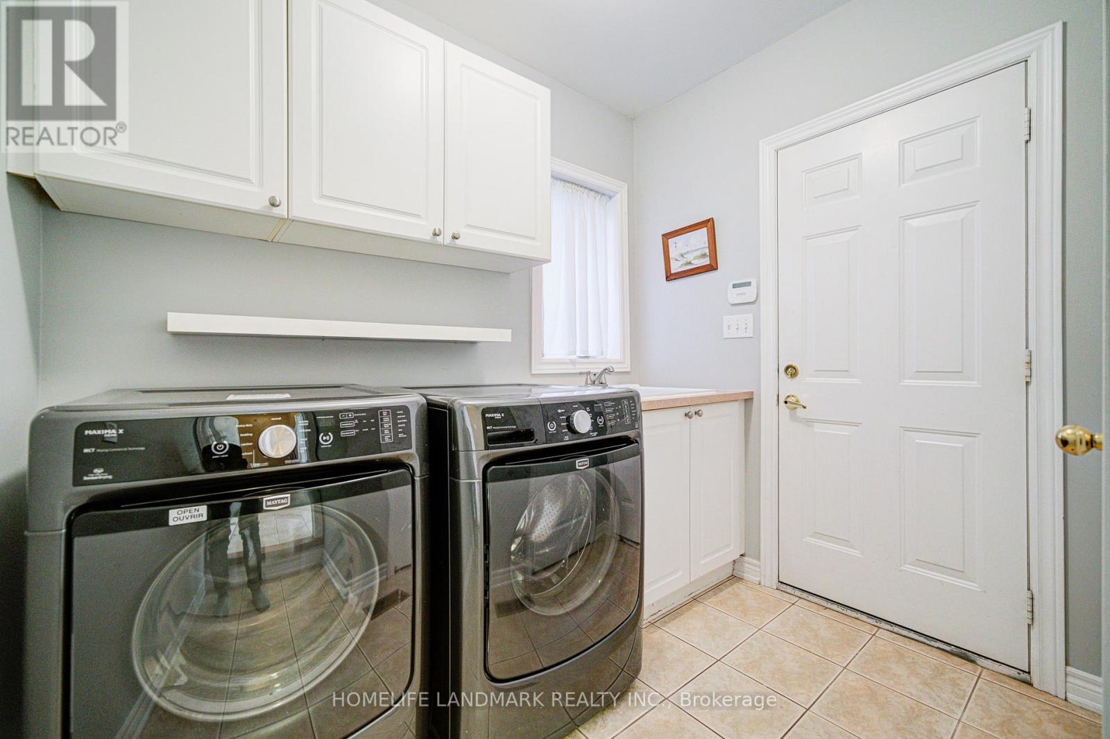 1388 Pinery Crescent, Oakville, Ontario  L6H 7J7 - Photo 24 - W12409441