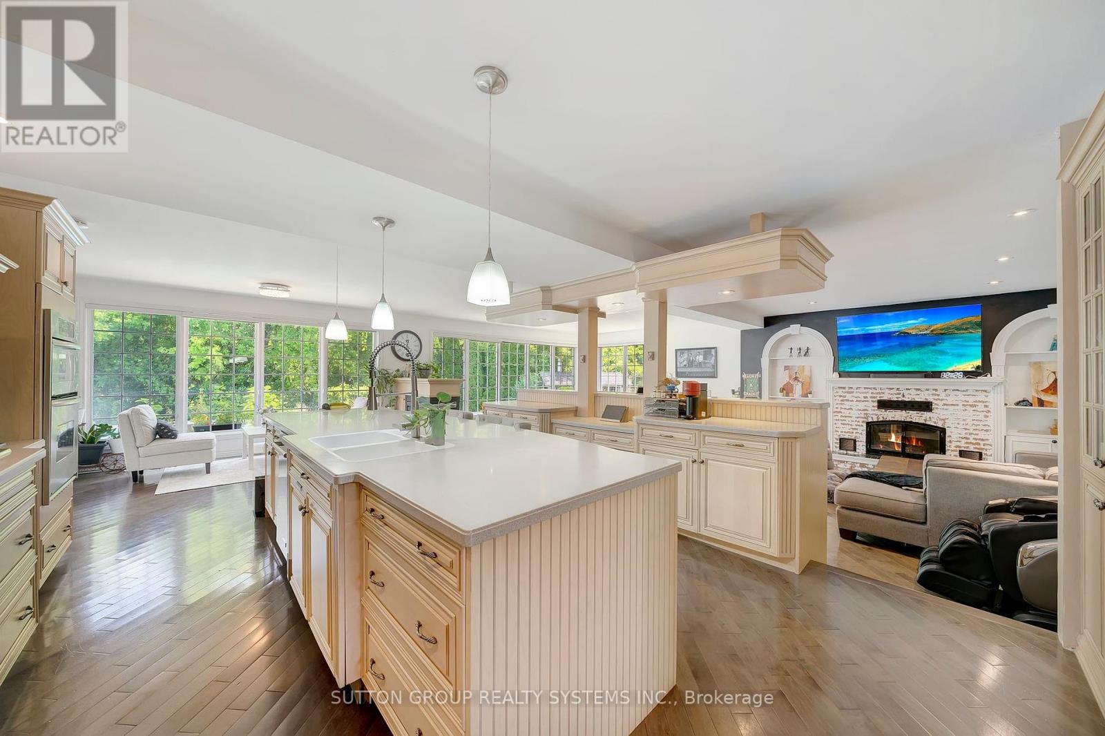 Property at 8017 HAMPTON COURT image 3