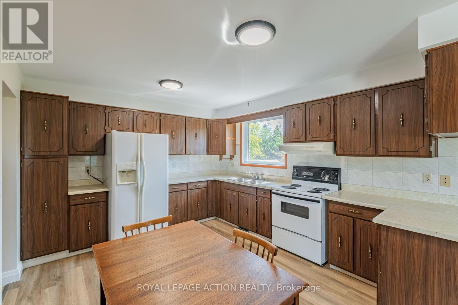 9 Bannister Street, Brant, Ontario N0E 1L0 - Photo 7 - X12409450