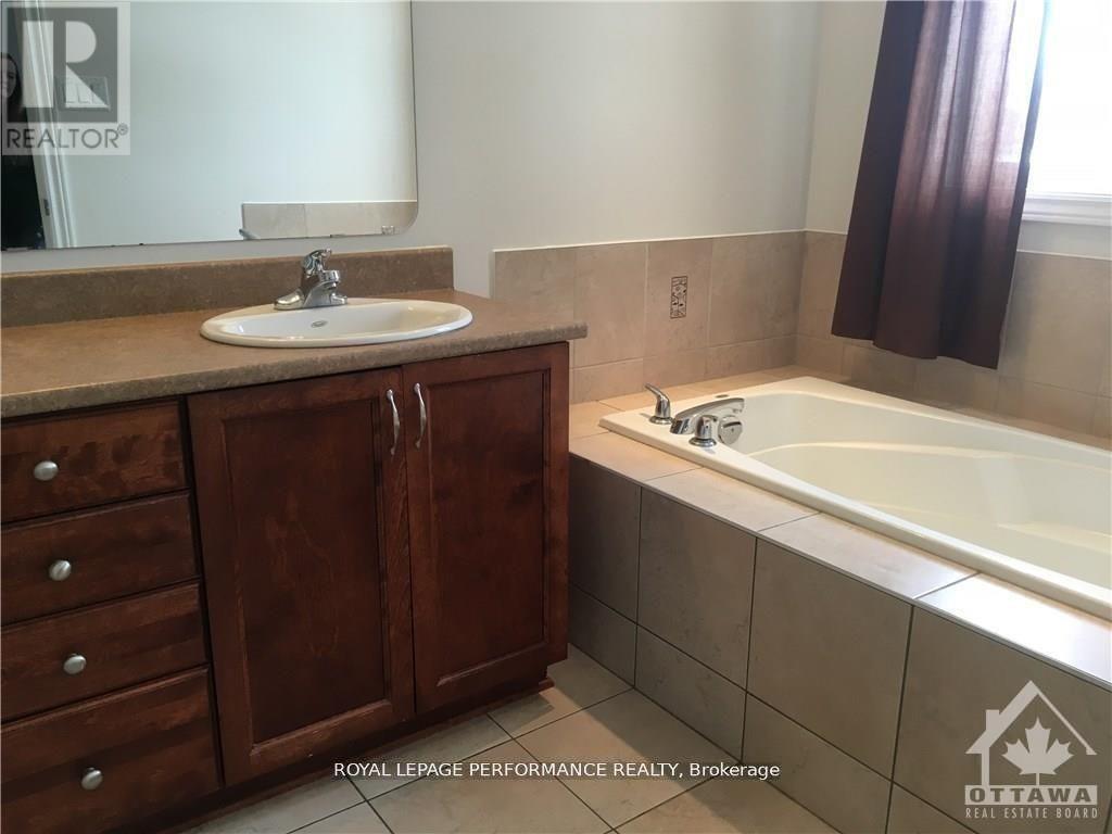 8164 Jeanne D'arc Boulevard, Ottawa, Ontario  K1E 2H5 - Photo 4 - X12409561