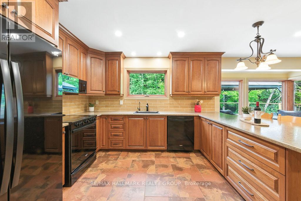 206 Deerwood Drive, Ottawa, Ontario  K0A 2H0 - Photo 9 - X12409662