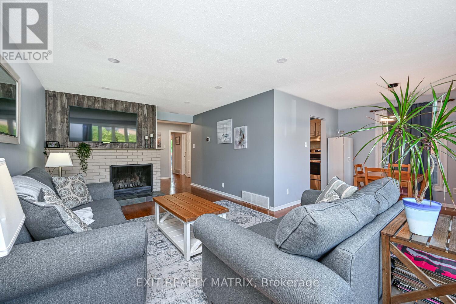 90 Chesterton Drive, Ottawa, Ontario  K2E 5T6 - Photo 5 - X12409674