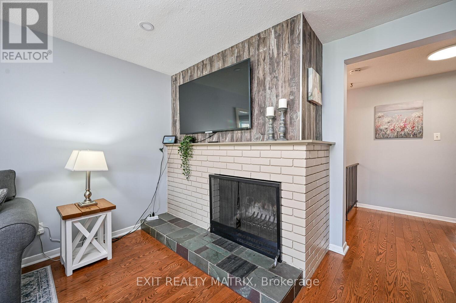 90 Chesterton Drive, Ottawa, Ontario  K2E 5T6 - Photo 6 - X12409674
