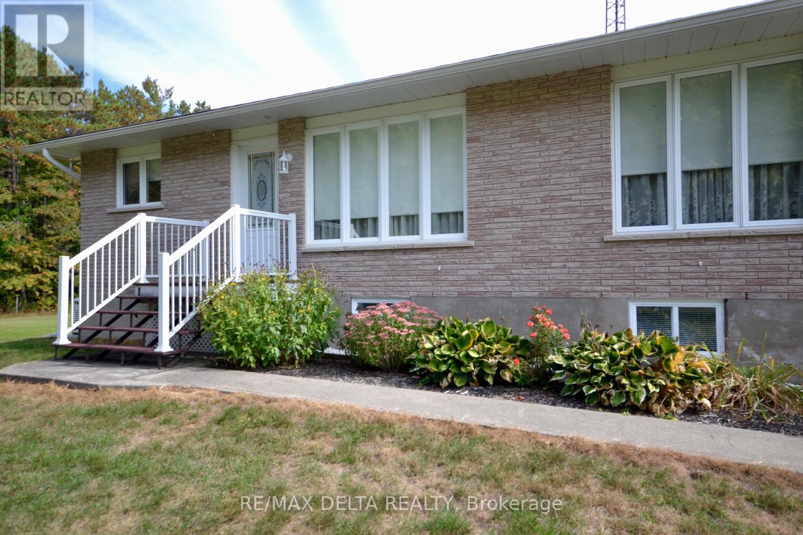 4725 Champlain Street, Clarence-Rockland, Ontario  K0A 1E0 - Photo 2 - X12409704