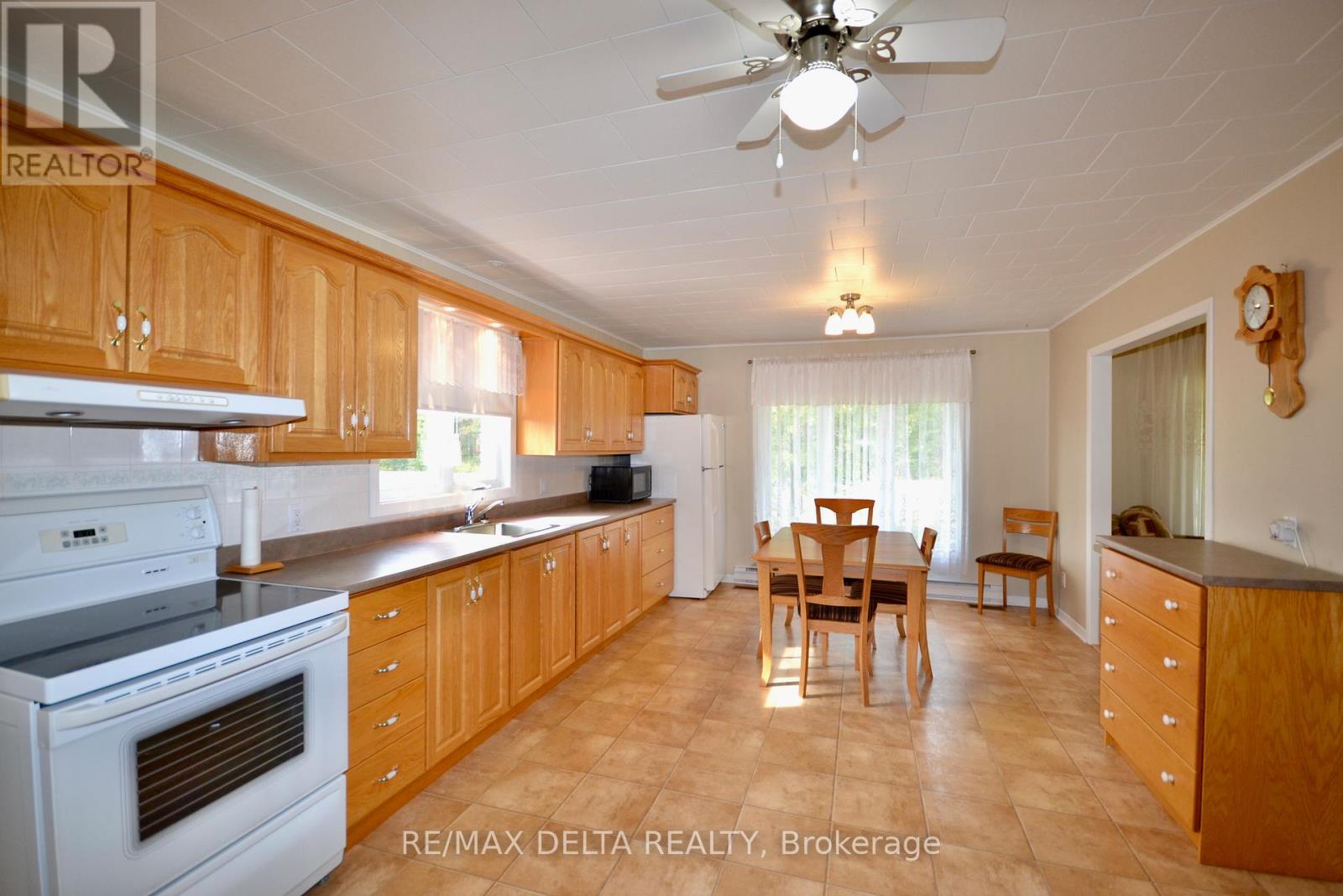 4725 Champlain Street, Clarence-Rockland, Ontario  K0A 1E0 - Photo 3 - X12409704