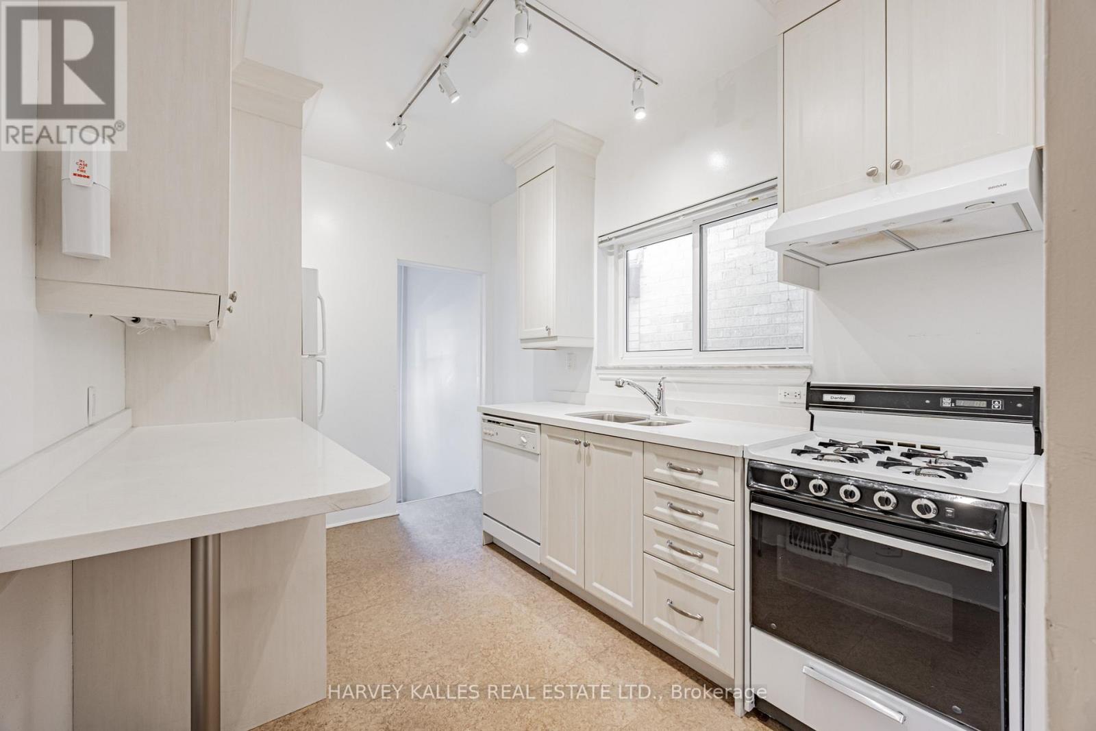 121 Blantyre Avenue, Toronto, Ontario  M1N 2R6 - Photo 4 - E12409510