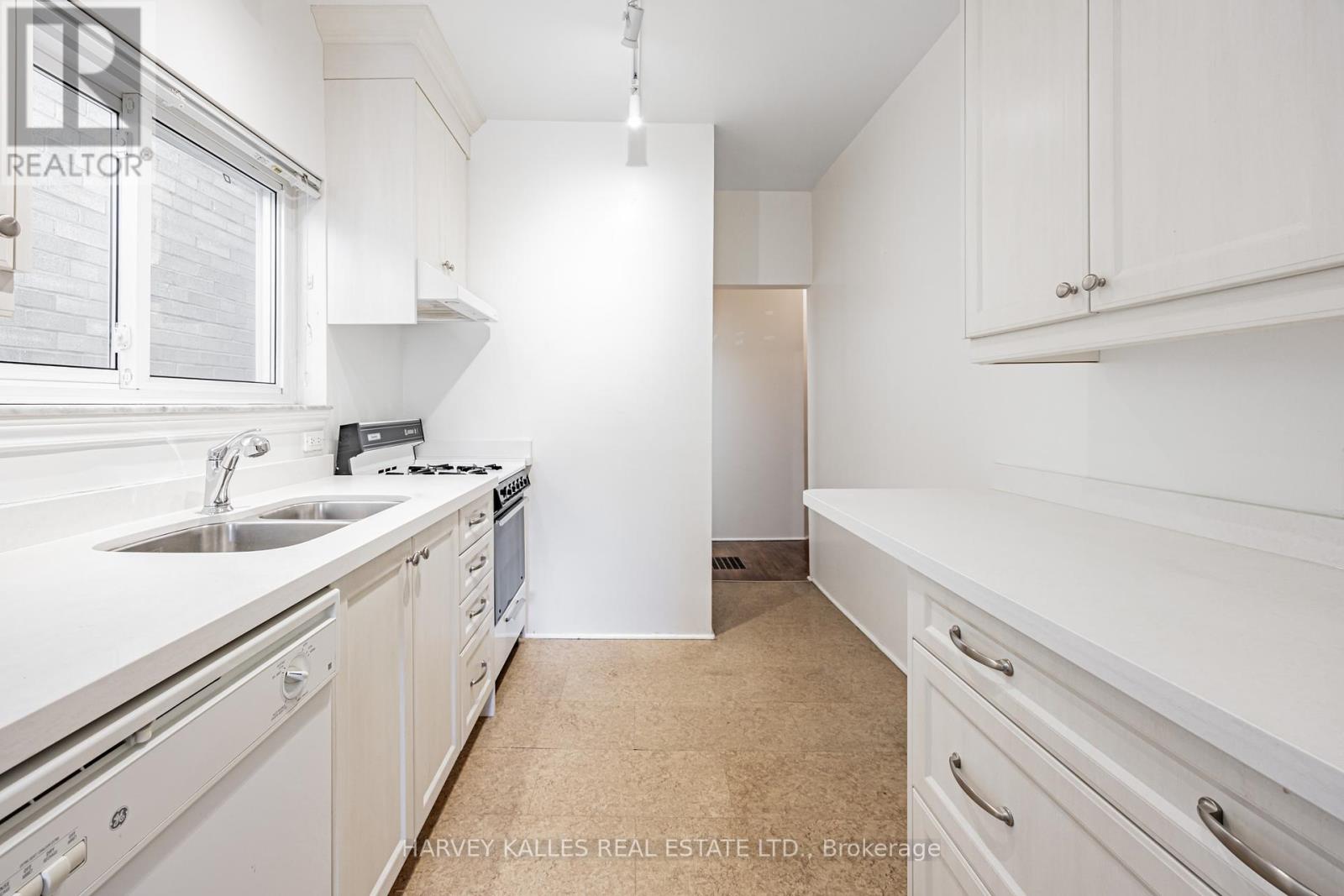 121 Blantyre Avenue, Toronto, Ontario  M1N 2R6 - Photo 5 - E12409510