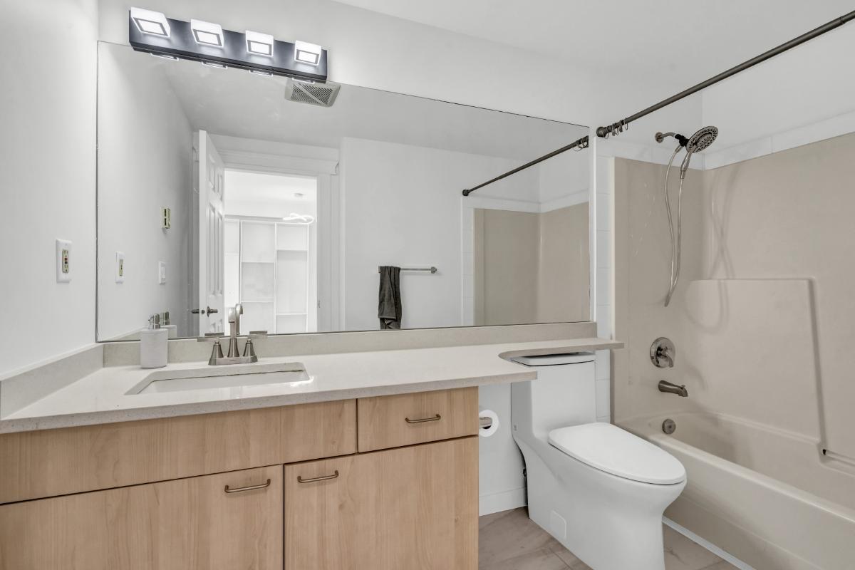 211 12083 92a Avenue, Surrey, British Columbia  V3V 8C8 - Photo 10 - R3049067