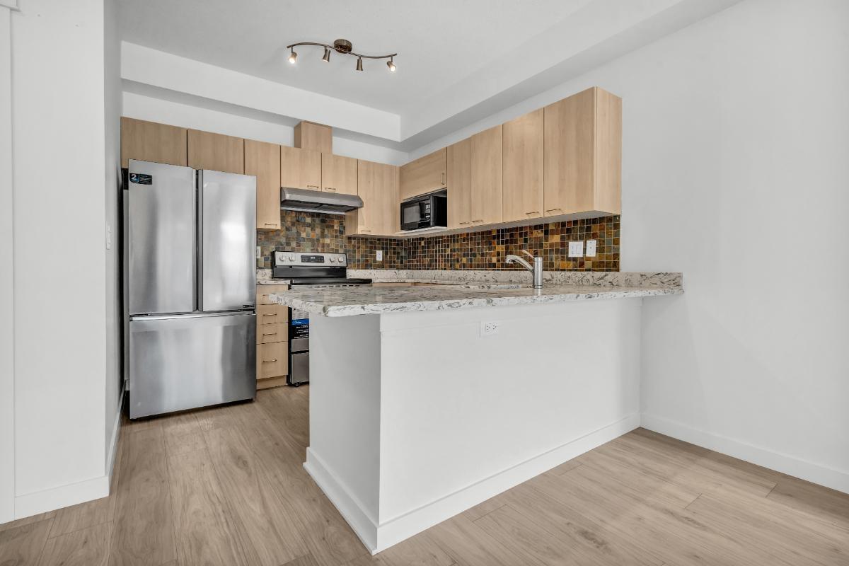 211 12083 92a Avenue, Surrey, British Columbia  V3V 8C8 - Photo 5 - R3049067