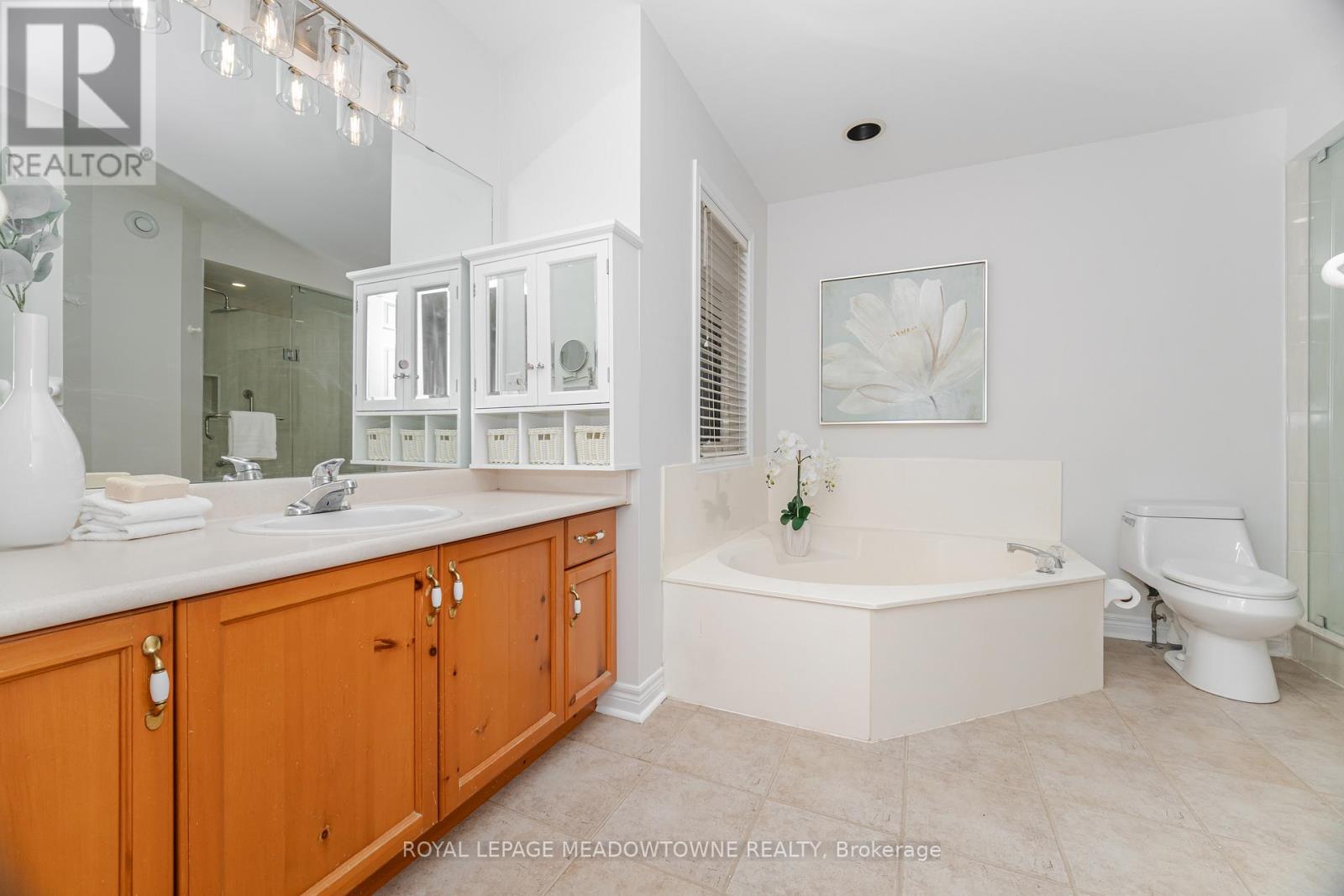 7034 Lessard Lane, Mississauga, Ontario  L5W 1A4 - Photo 28 - W12409457