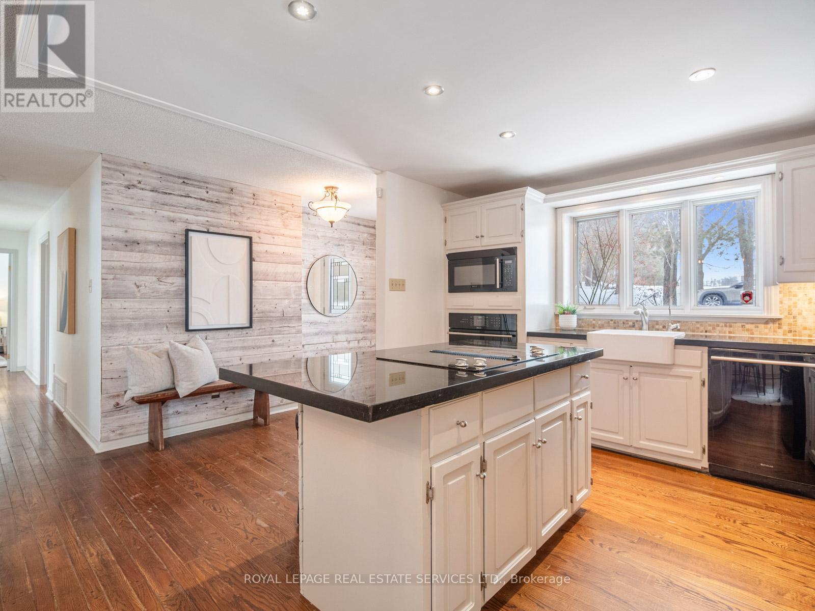 15754 Heart Lake Road, Caledon, Ontario  L7C 2L2 - Photo 9 - W12409465