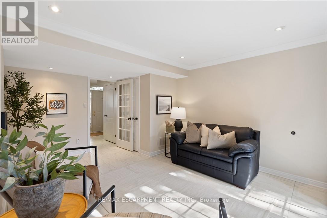 126 Brant Street, Oakville, Ontario  L6K 3X6 - Photo 12 - W12409547
