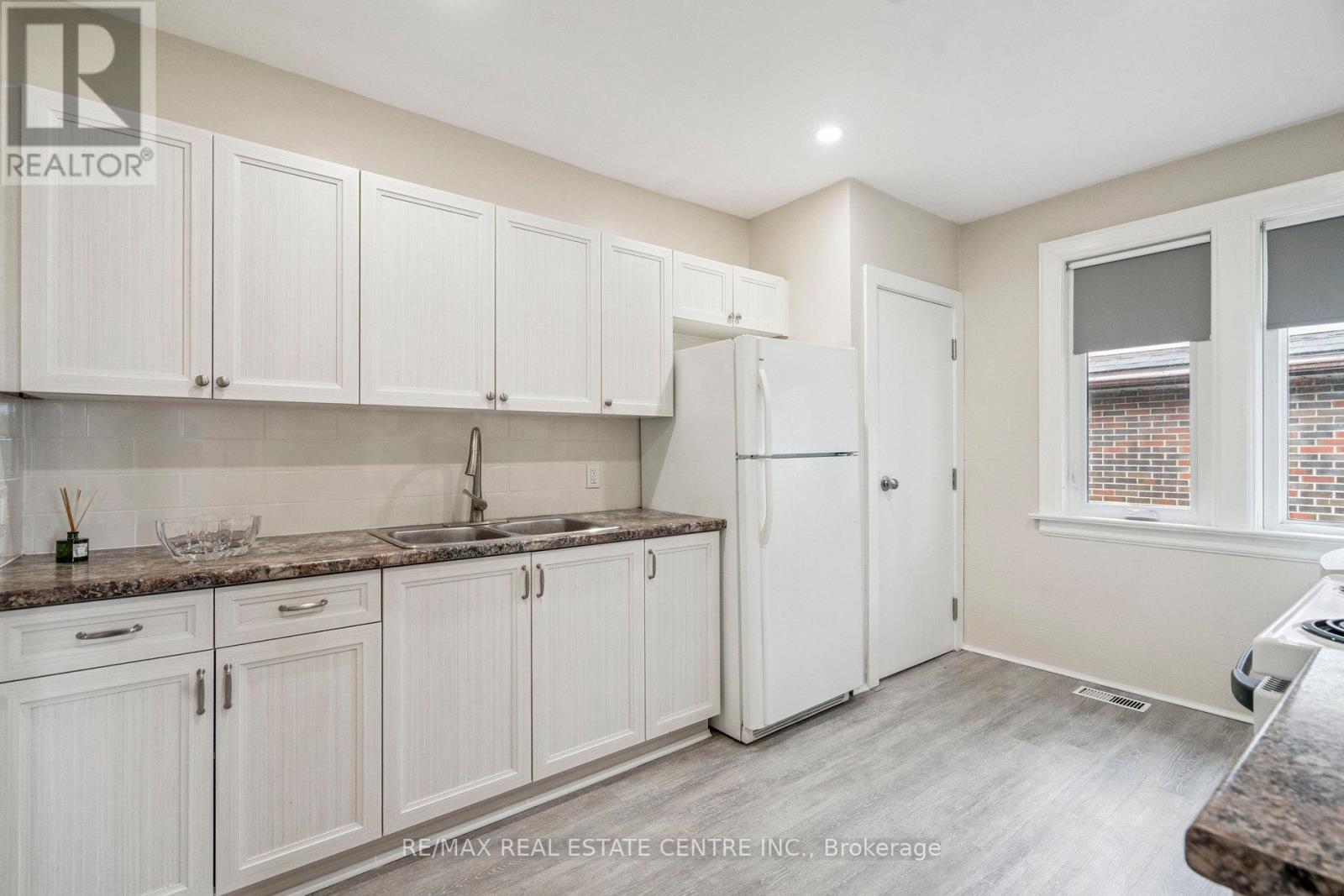 196 Silvercreek Parkway S, Guelph, Ontario  N1H 3S7 - Photo 13 - X12409458