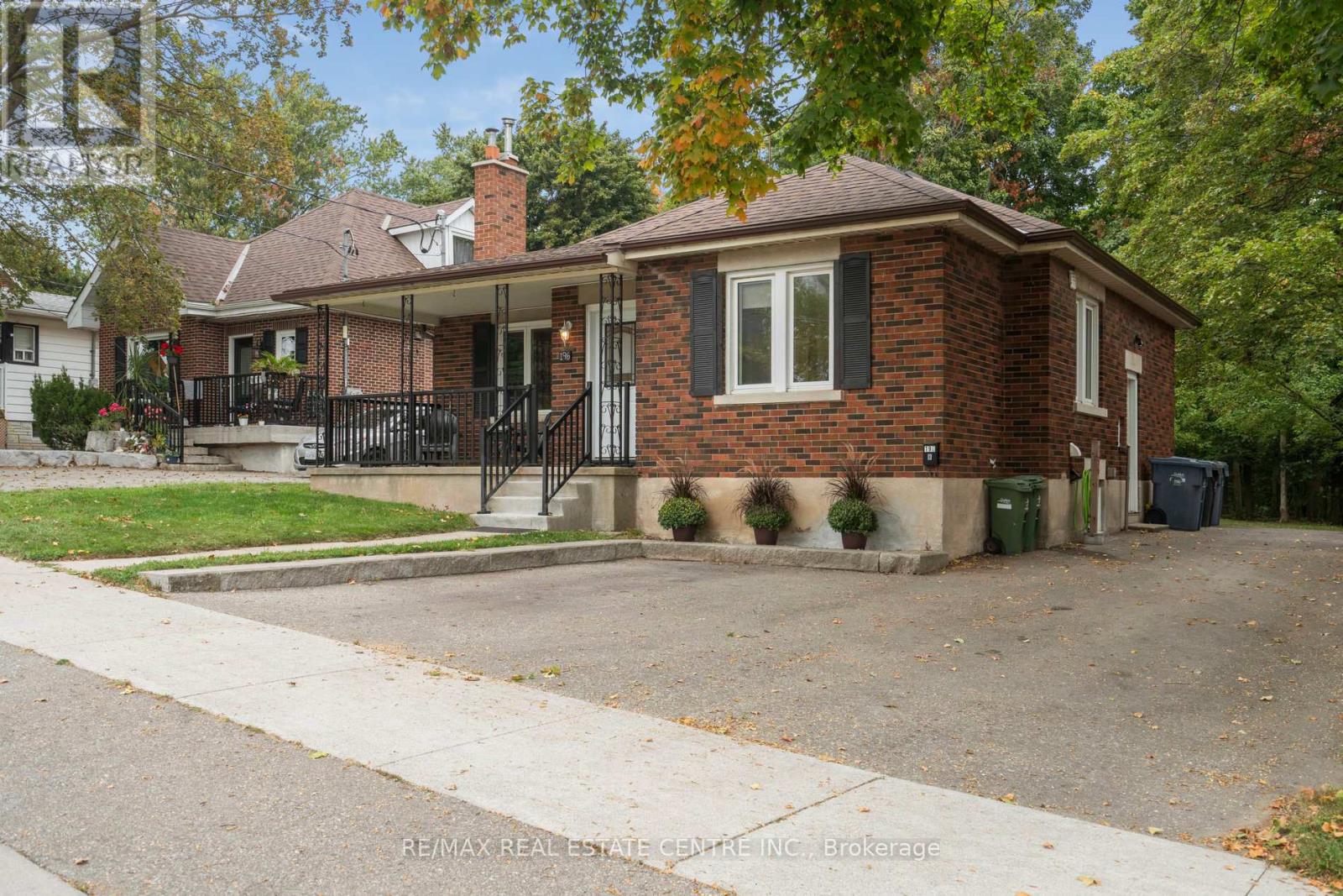 196 Silvercreek Parkway S, Guelph, Ontario  N1H 3S7 - Photo 2 - X12409458