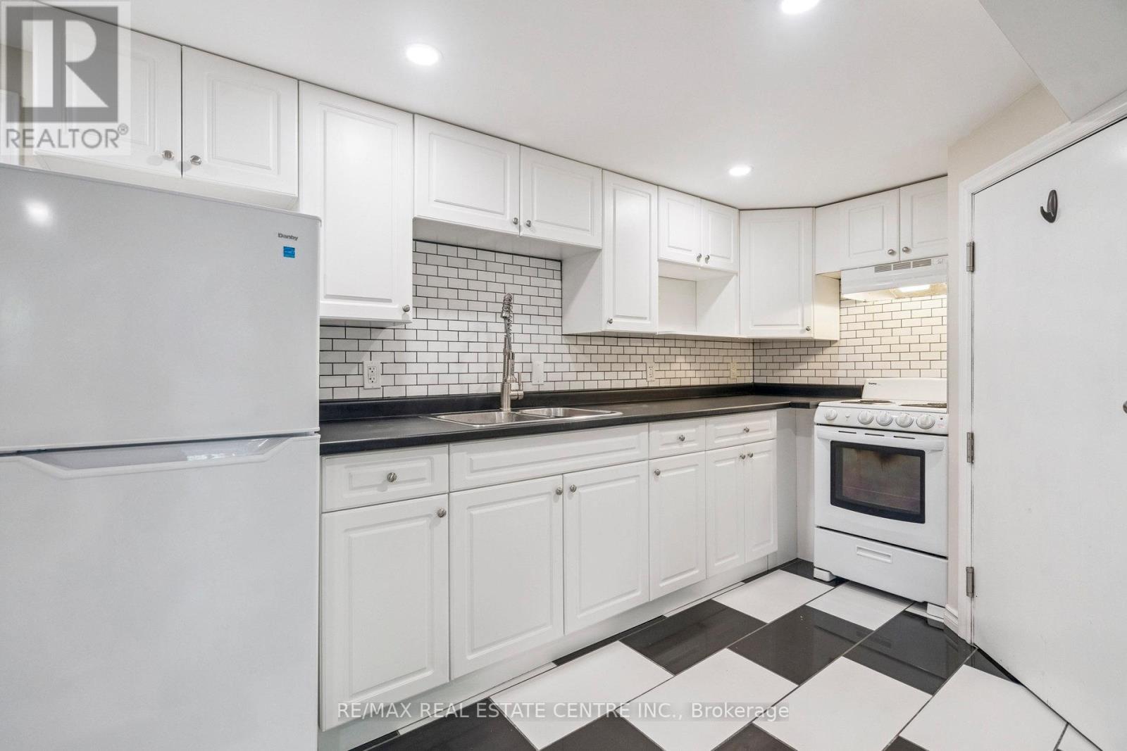 196 Silvercreek Parkway S, Guelph, Ontario  N1H 3S7 - Photo 31 - X12409458