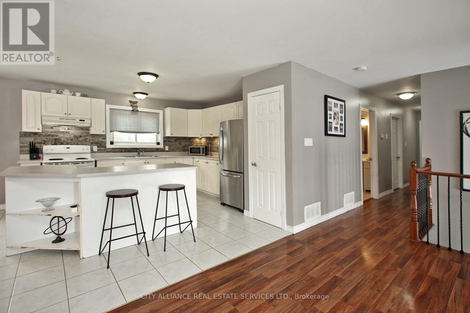 28 Joel Avenue, Georgina, Ontario  L0E 1S0 - Photo 10 - N12409610
