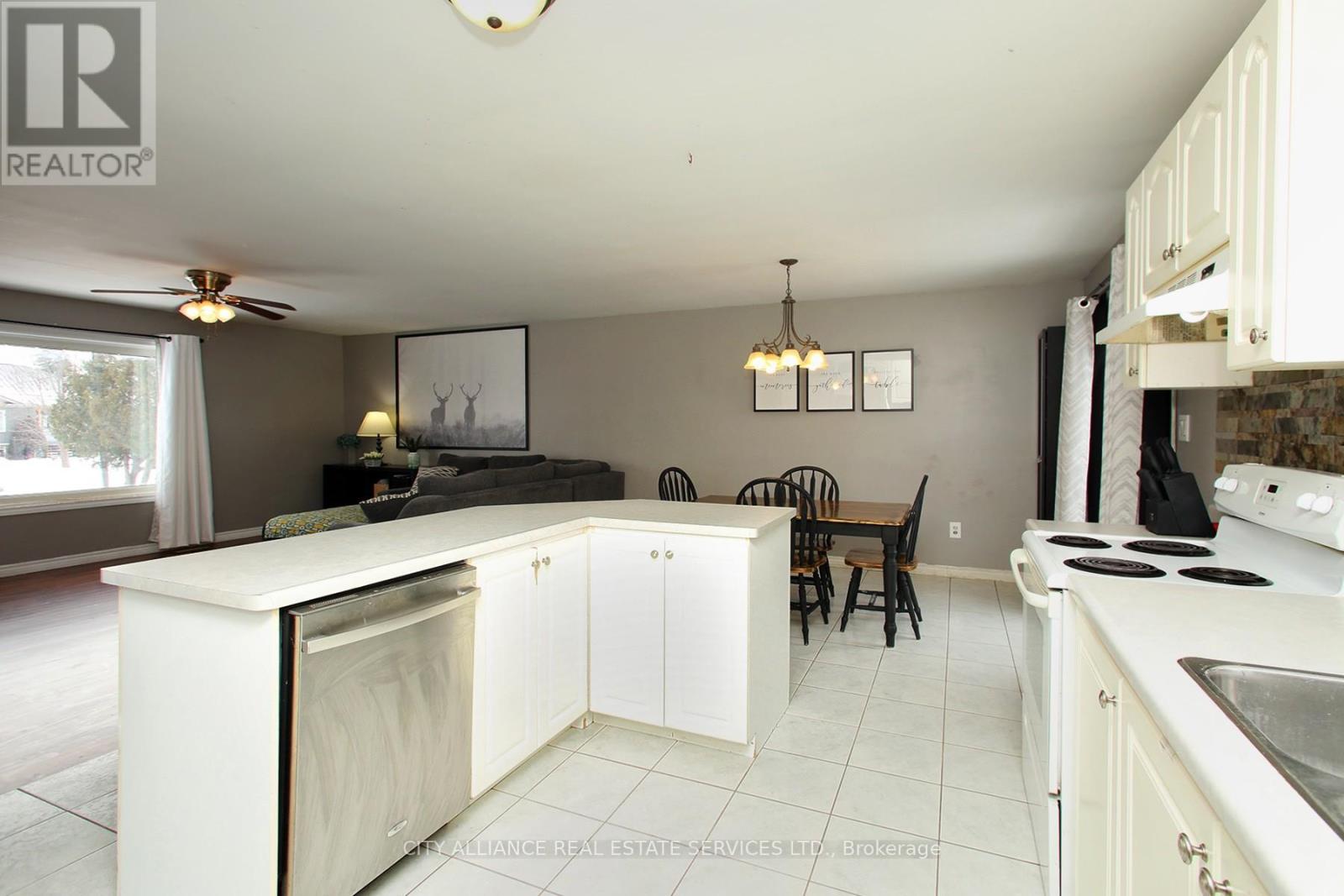 28 Joel Avenue, Georgina, Ontario  L0E 1S0 - Photo 12 - N12409610
