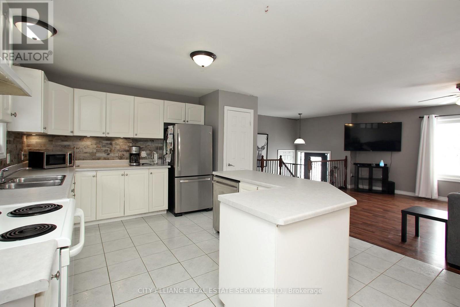 28 Joel Avenue, Georgina, Ontario  L0E 1S0 - Photo 13 - N12409610