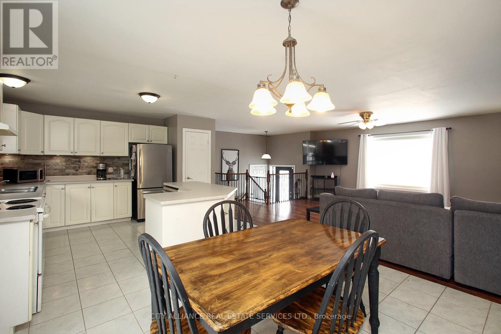 28 Joel Avenue, Georgina, Ontario  L0E 1S0 - Photo 14 - N12409610