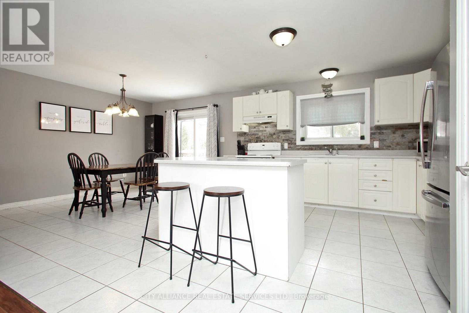 28 Joel Avenue, Georgina, Ontario  L0E 1S0 - Photo 6 - N12409610