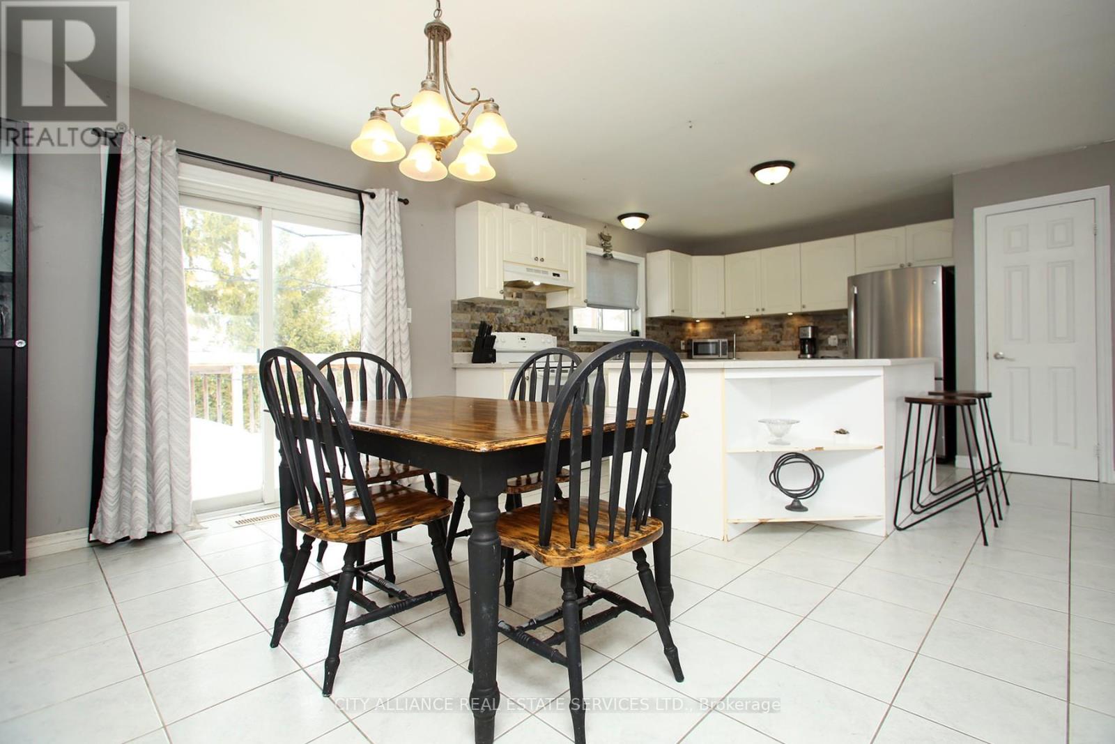 28 Joel Avenue, Georgina, Ontario  L0E 1S0 - Photo 7 - N12409610