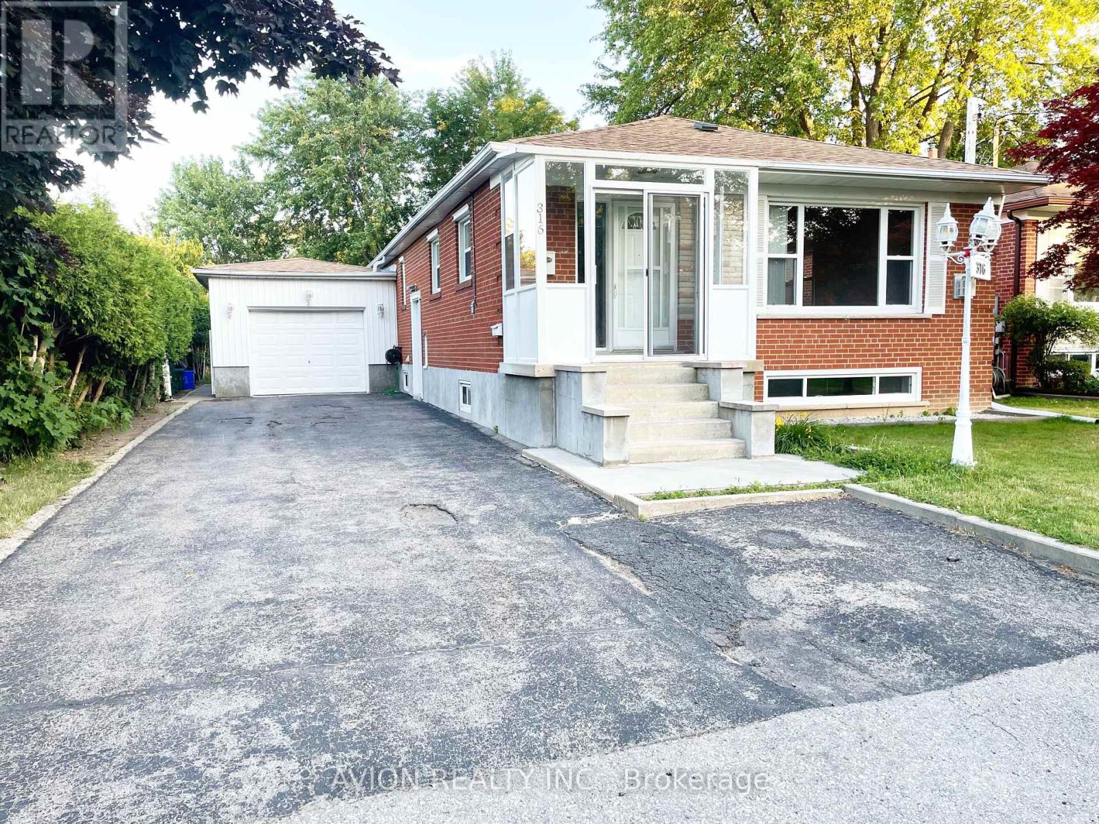 Upper - 316 Gells Road, Richmond Hill, Ontario  L4C 3A6 - Photo 2 - N12409661