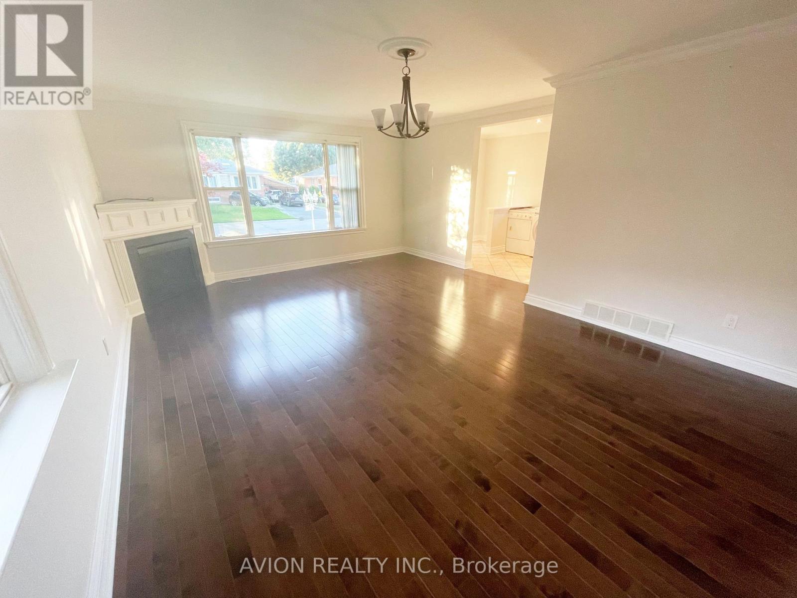 Upper - 316 Gells Road, Richmond Hill, Ontario  L4C 3A6 - Photo 3 - N12409661