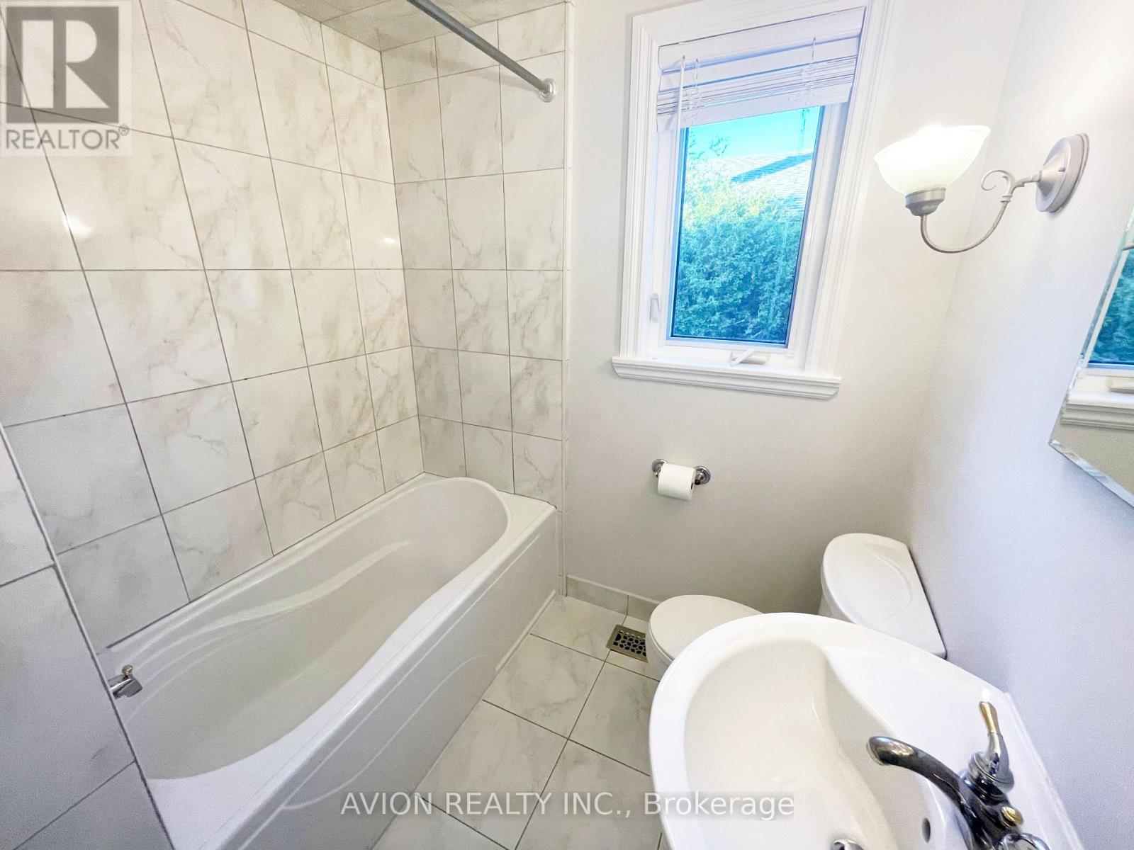 Upper - 316 Gells Road, Richmond Hill, Ontario  L4C 3A6 - Photo 7 - N12409661