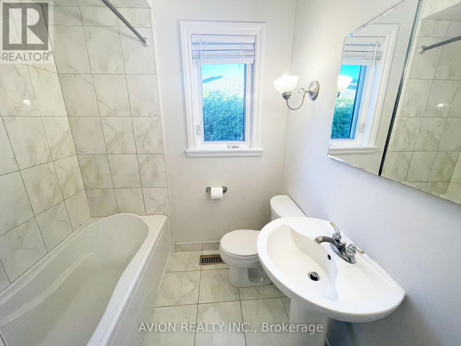 Upper - 316 Gells Road, Richmond Hill, Ontario  L4C 3A6 - Photo 8 - N12409661