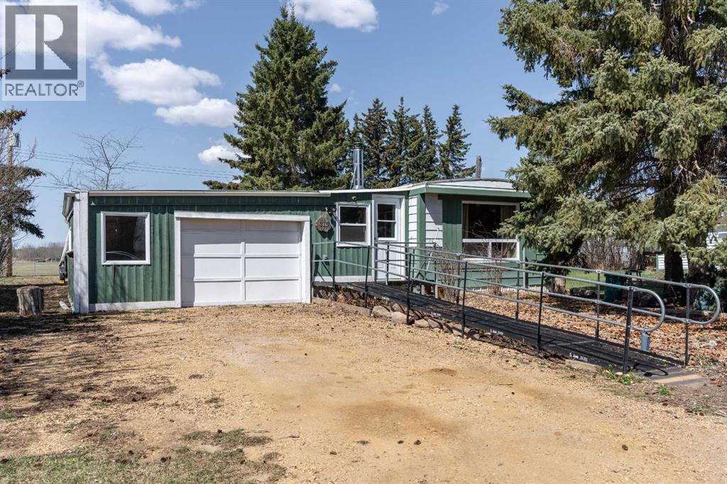315 & 317 Macrae Street, Bawlf, Alberta  T0B 0J0 - Photo 1 - A2215882