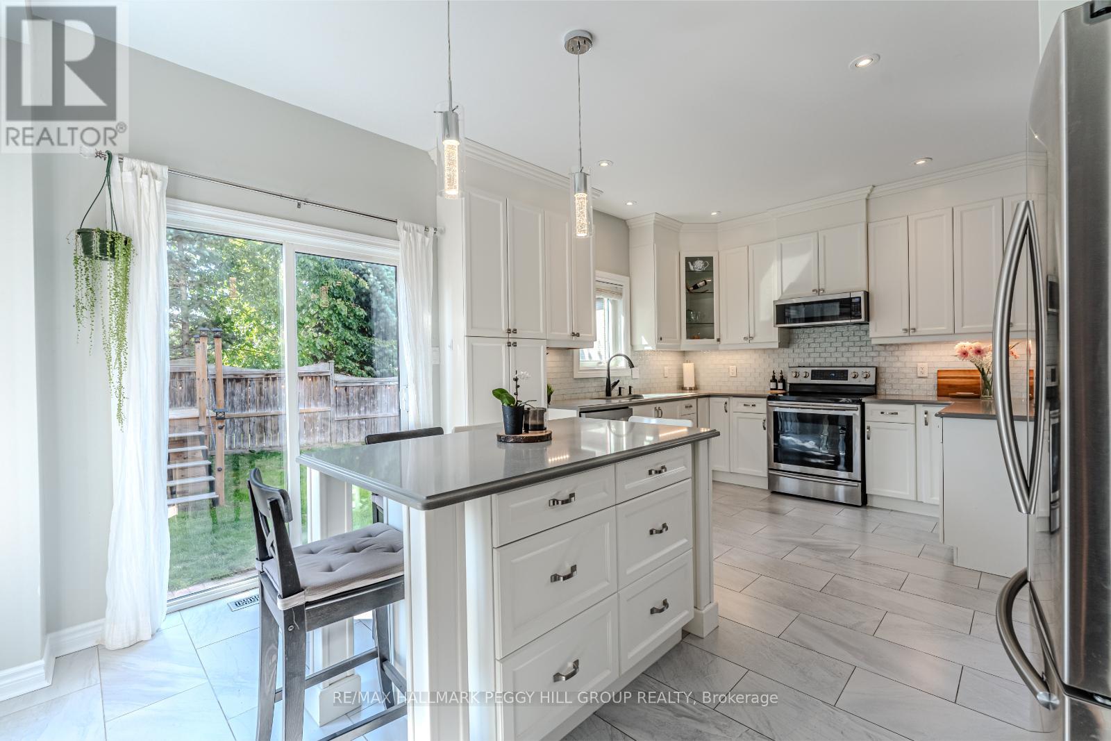 6 Laurelwood Lane, Barrie (Ardagh), Ontario  L4N 0Z8 - Photo 2 - S12409689