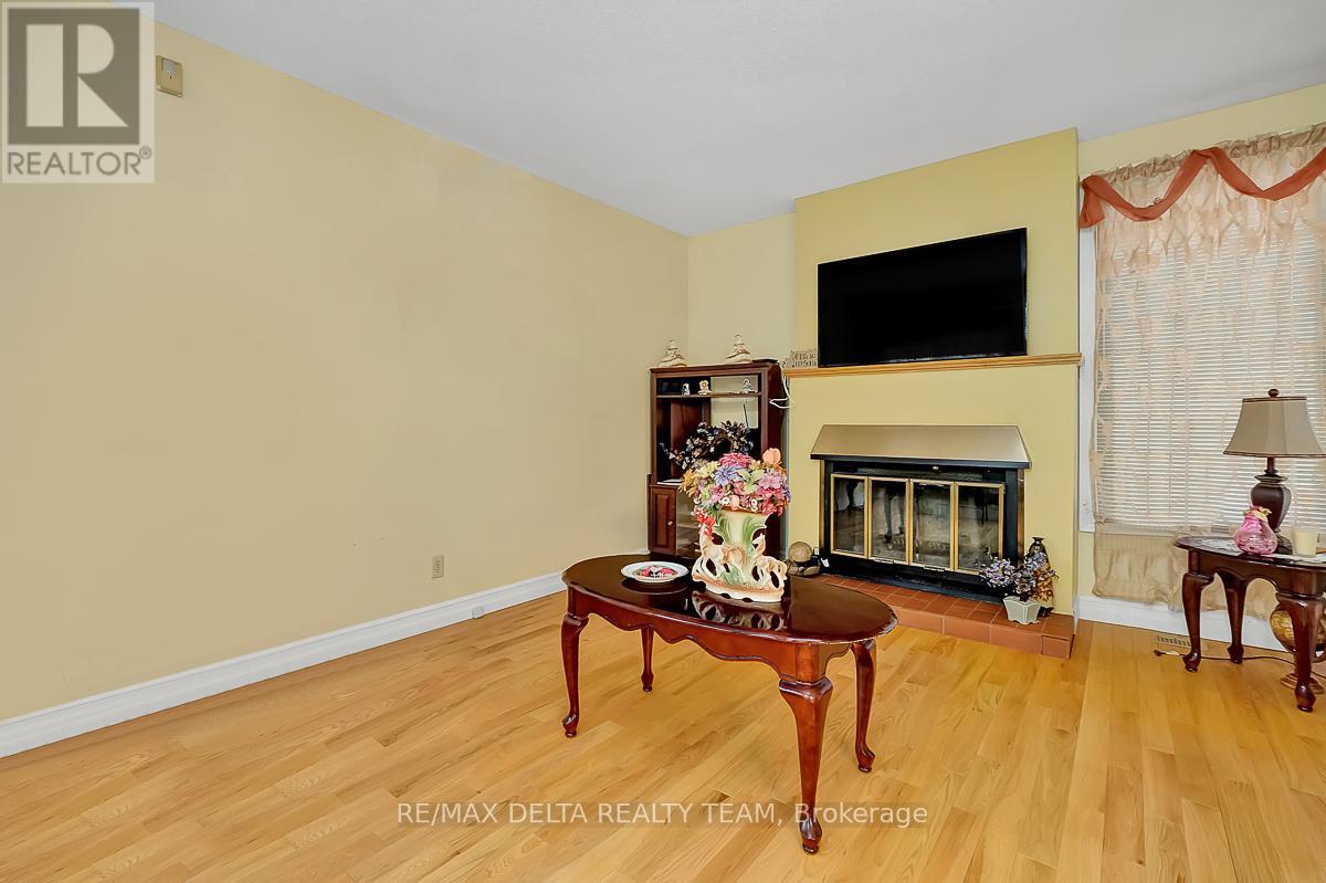 6096 Meadowhill Crescent, Ottawa, Ontario  K1C 5R8 - Photo 6 - X12409758