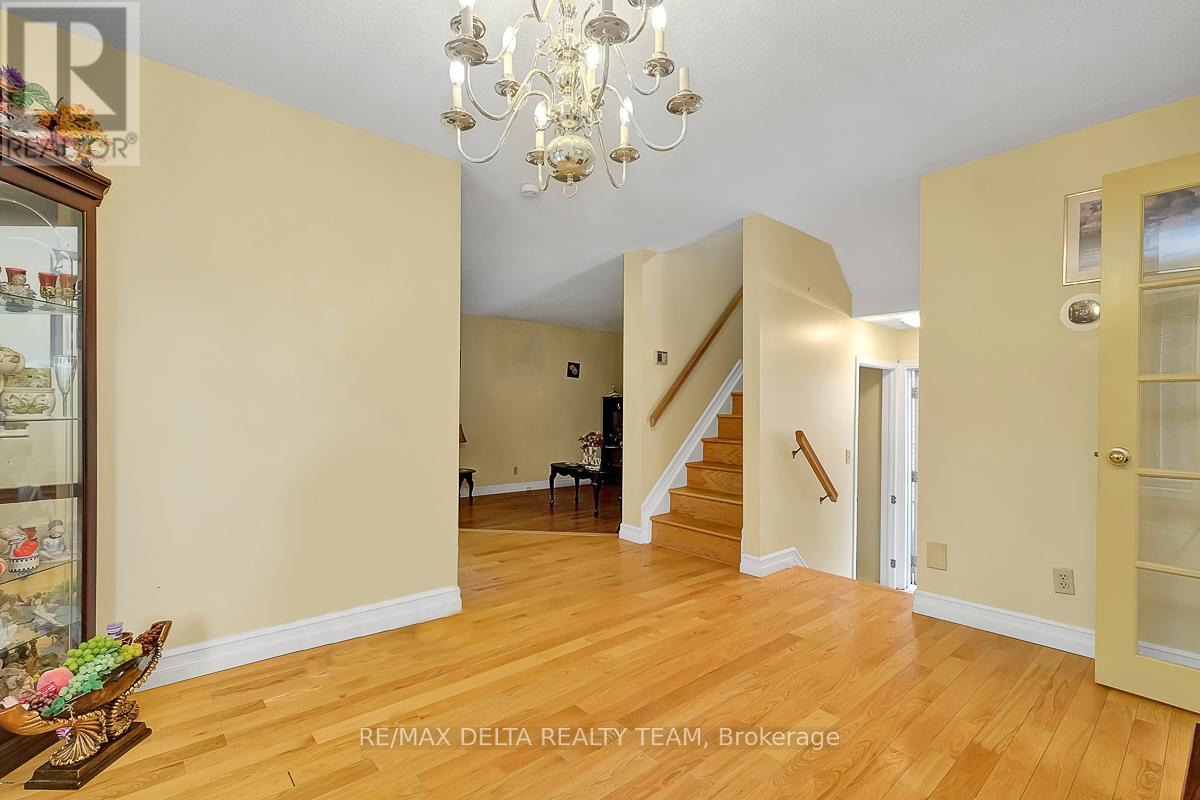 6096 Meadowhill Crescent, Ottawa, Ontario  K1C 5R8 - Photo 9 - X12409758
