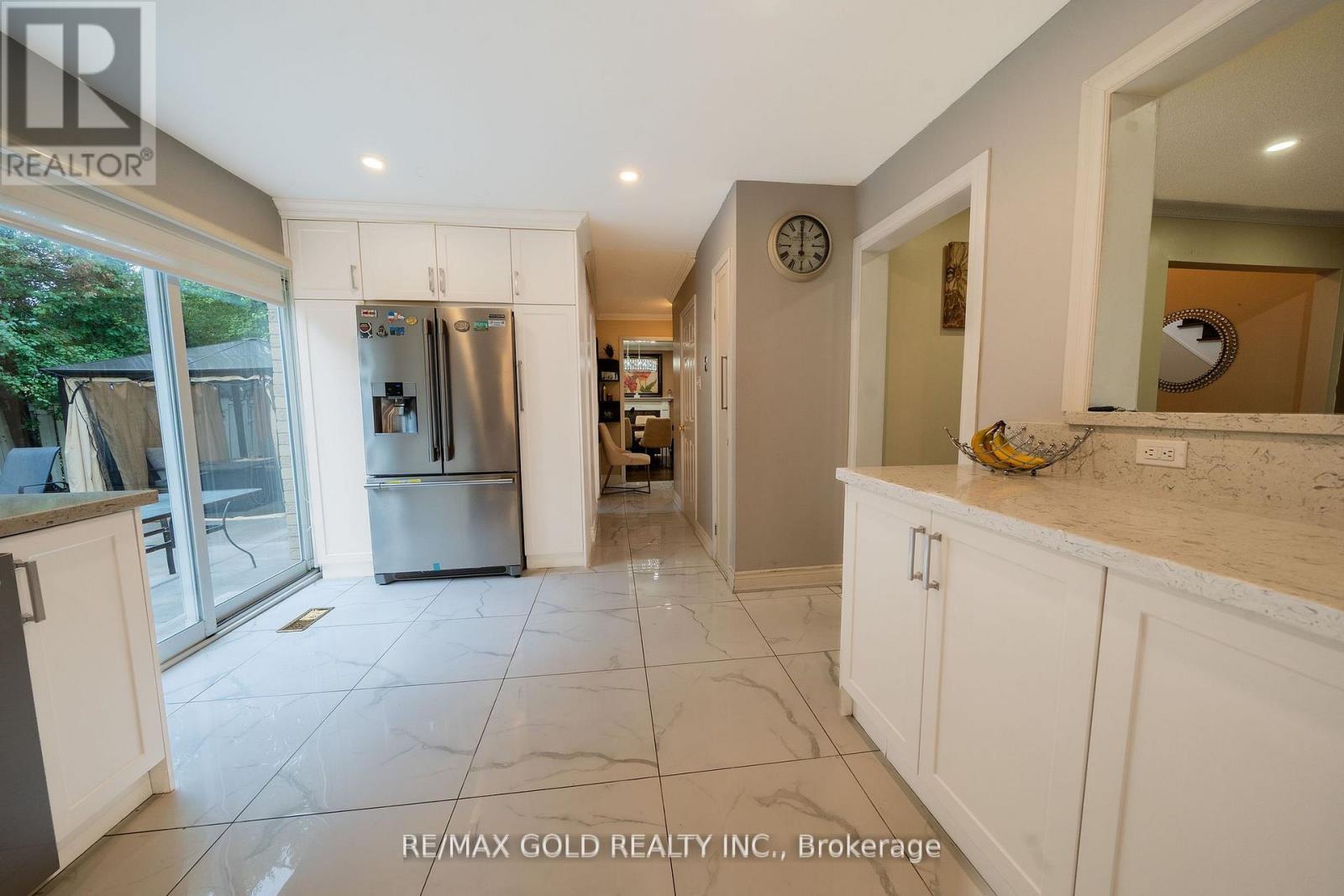 92 Jaffa Drive, Brampton, Ontario  L6S 4C6 - Photo 11 - W12409581