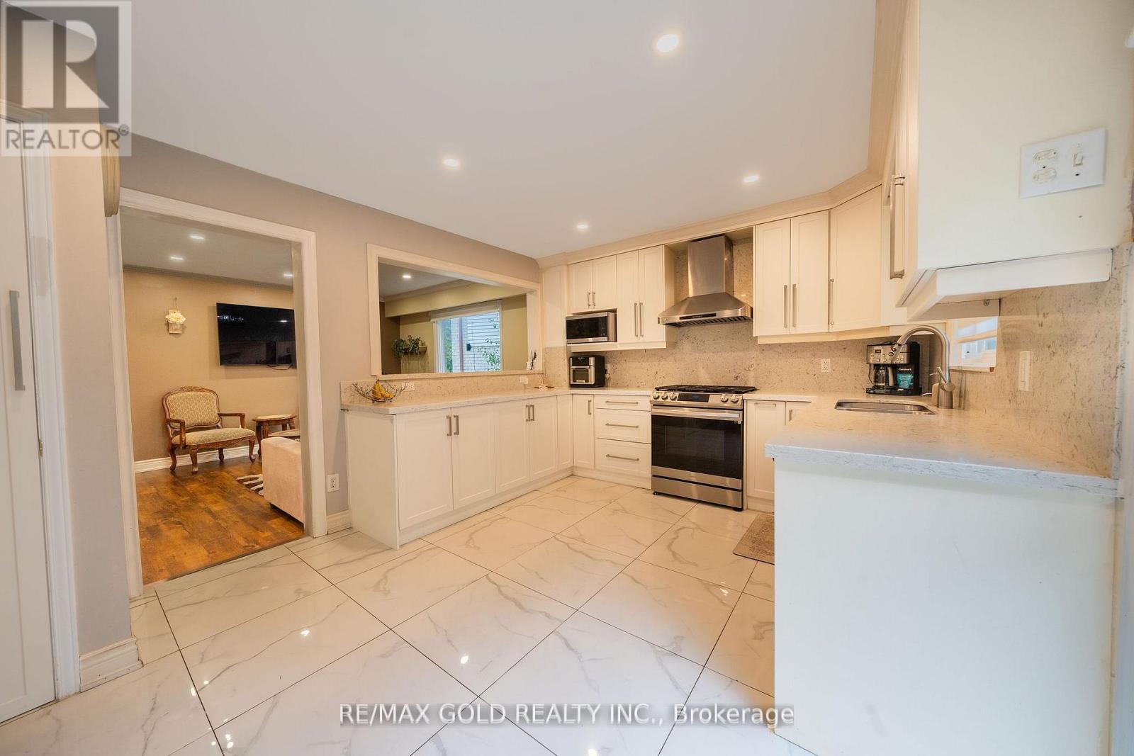 92 Jaffa Drive, Brampton, Ontario  L6S 4C6 - Photo 12 - W12409581