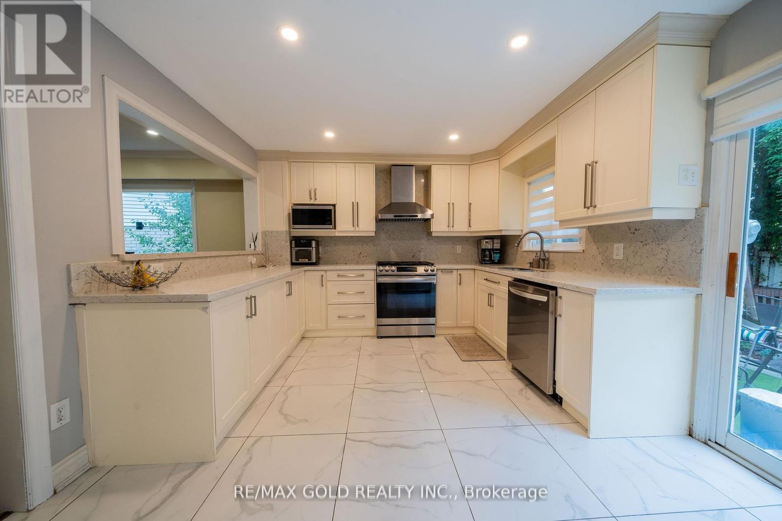 92 Jaffa Drive, Brampton, Ontario  L6S 4C6 - Photo 13 - W12409581