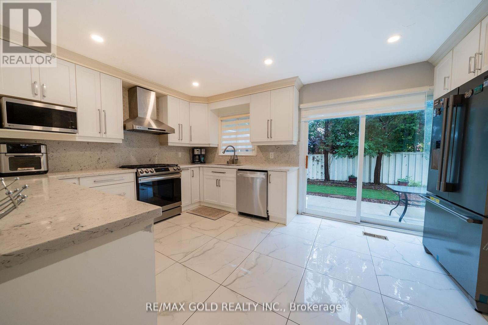 92 Jaffa Drive, Brampton, Ontario  L6S 4C6 - Photo 14 - W12409581
