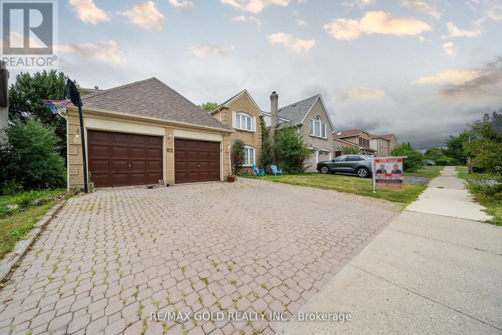 92 Jaffa Drive, Brampton, Ontario  L6S 4C6 - Photo 2 - W12409581