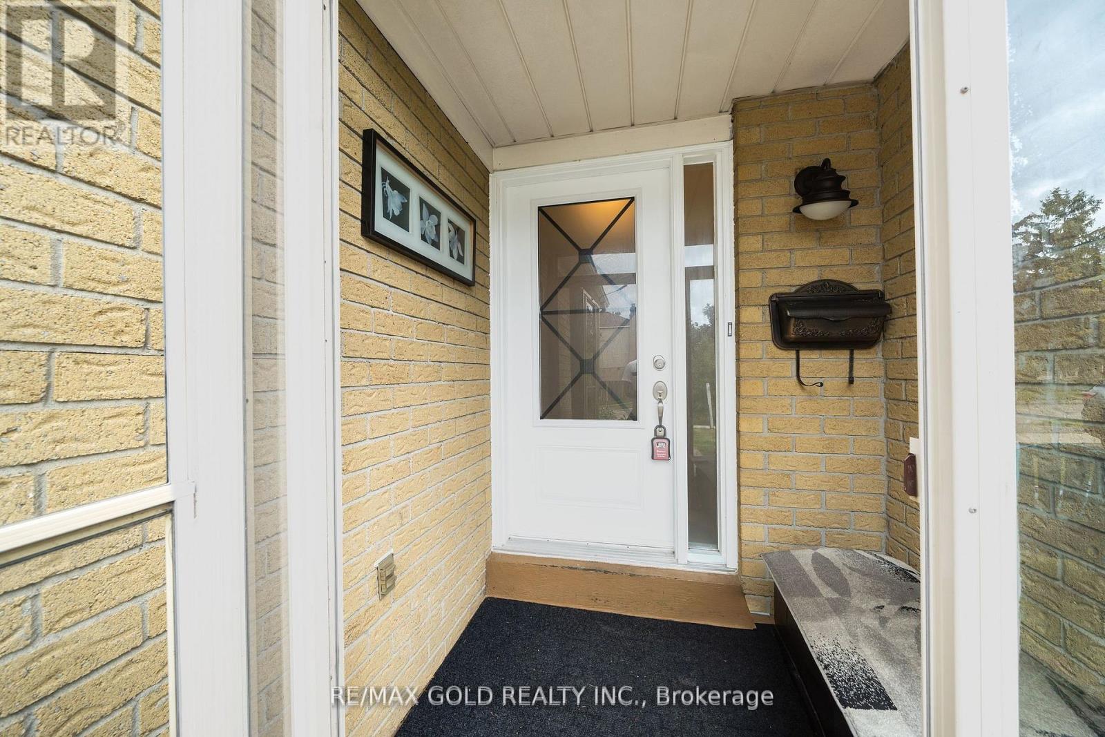 92 Jaffa Drive, Brampton, Ontario  L6S 4C6 - Photo 3 - W12409581