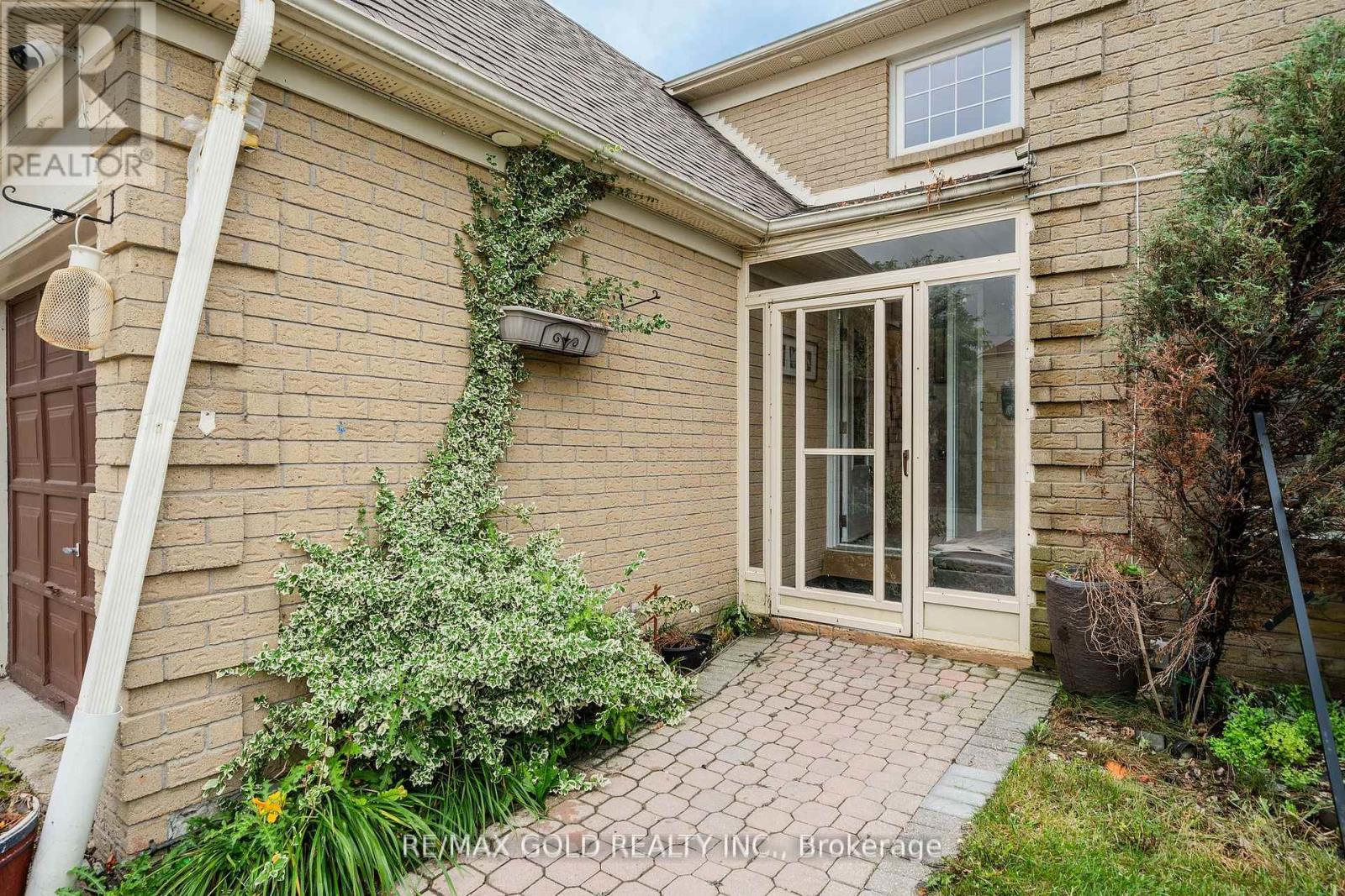 92 Jaffa Drive, Brampton, Ontario  L6S 4C6 - Photo 4 - W12409581