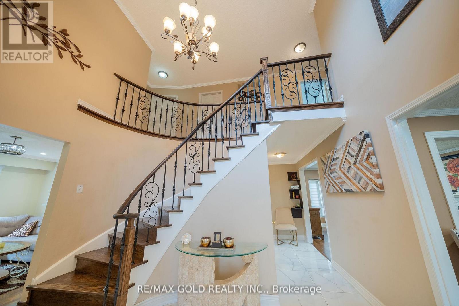 92 Jaffa Drive, Brampton, Ontario  L6S 4C6 - Photo 6 - W12409581