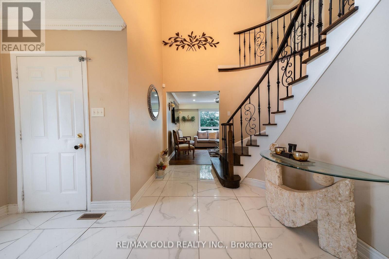 92 Jaffa Drive, Brampton, Ontario  L6S 4C6 - Photo 7 - W12409581